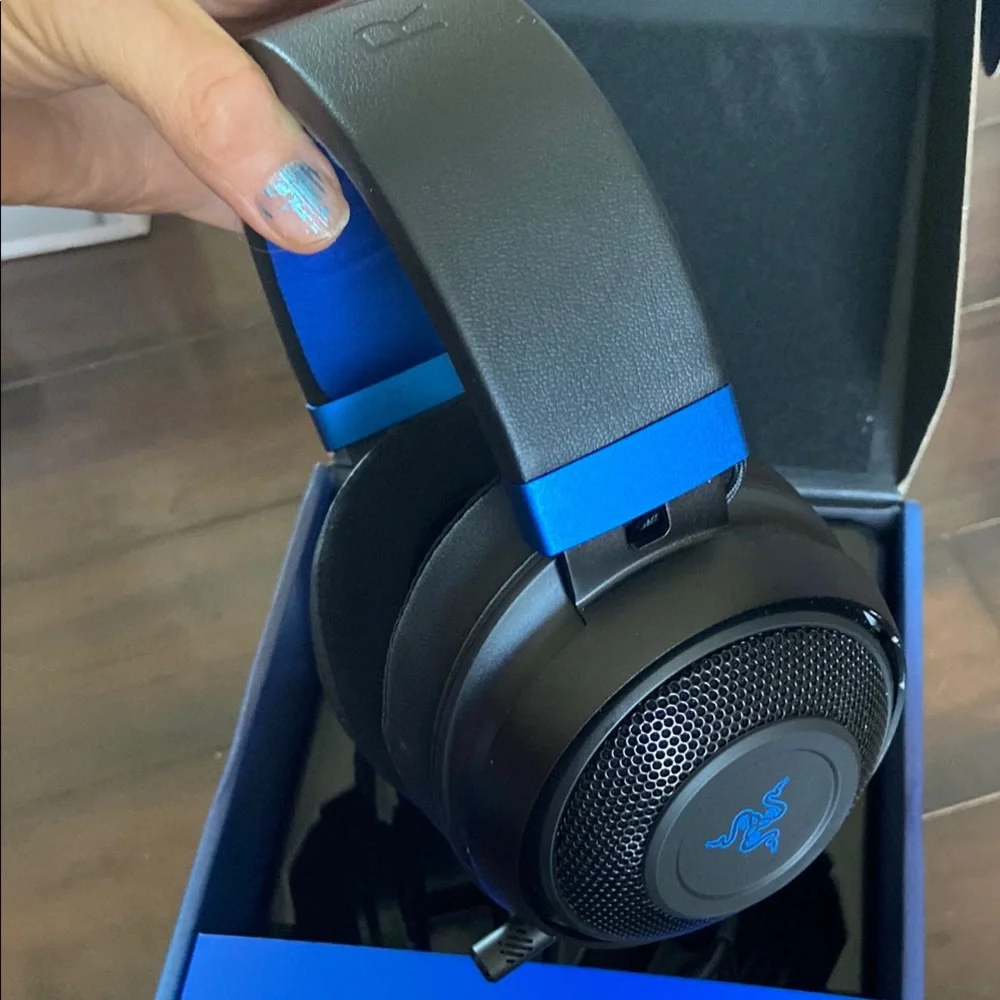 Razer Black and Blue Gaming Headset with Comfort and Style